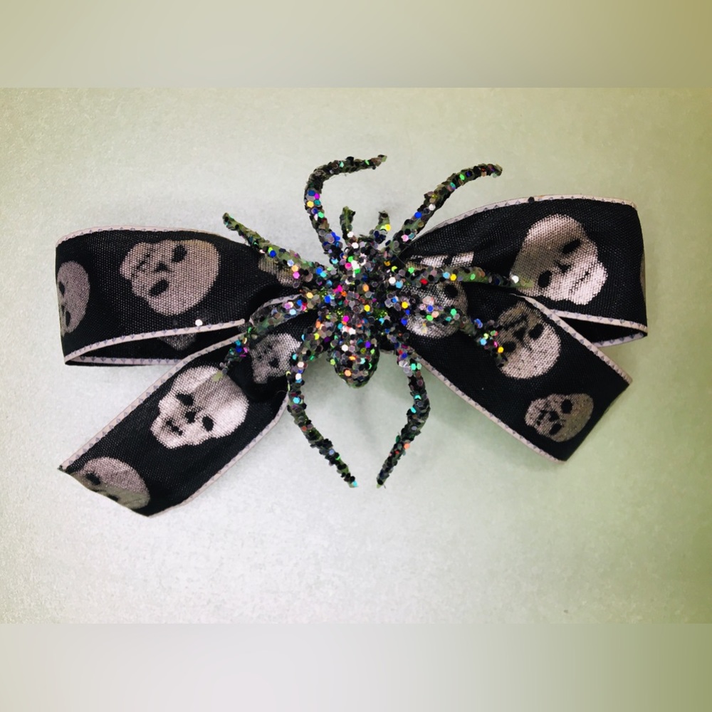 Spider web necklace & Black bow w/skull/spider hair clip & black flower hairclip - Picture 11 of 16